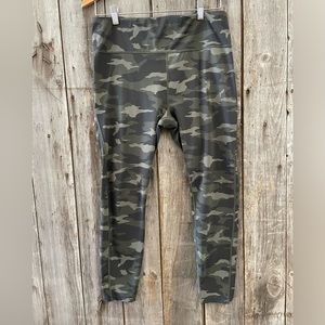 ATHLETA Ultimate 7/8 tights in camo. Size XLtall
